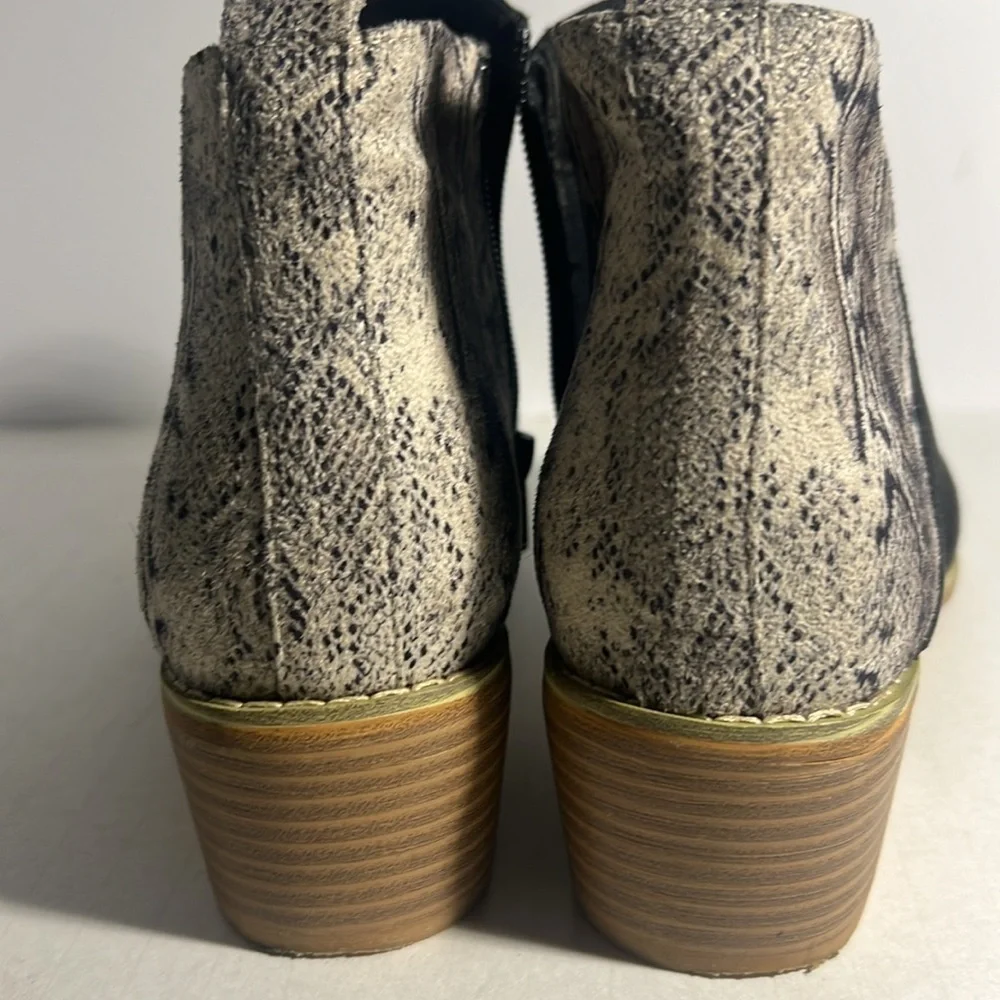 Boutique by Corkys‎ Port Black Snake Print Ankle Boots Booties Women Size 8